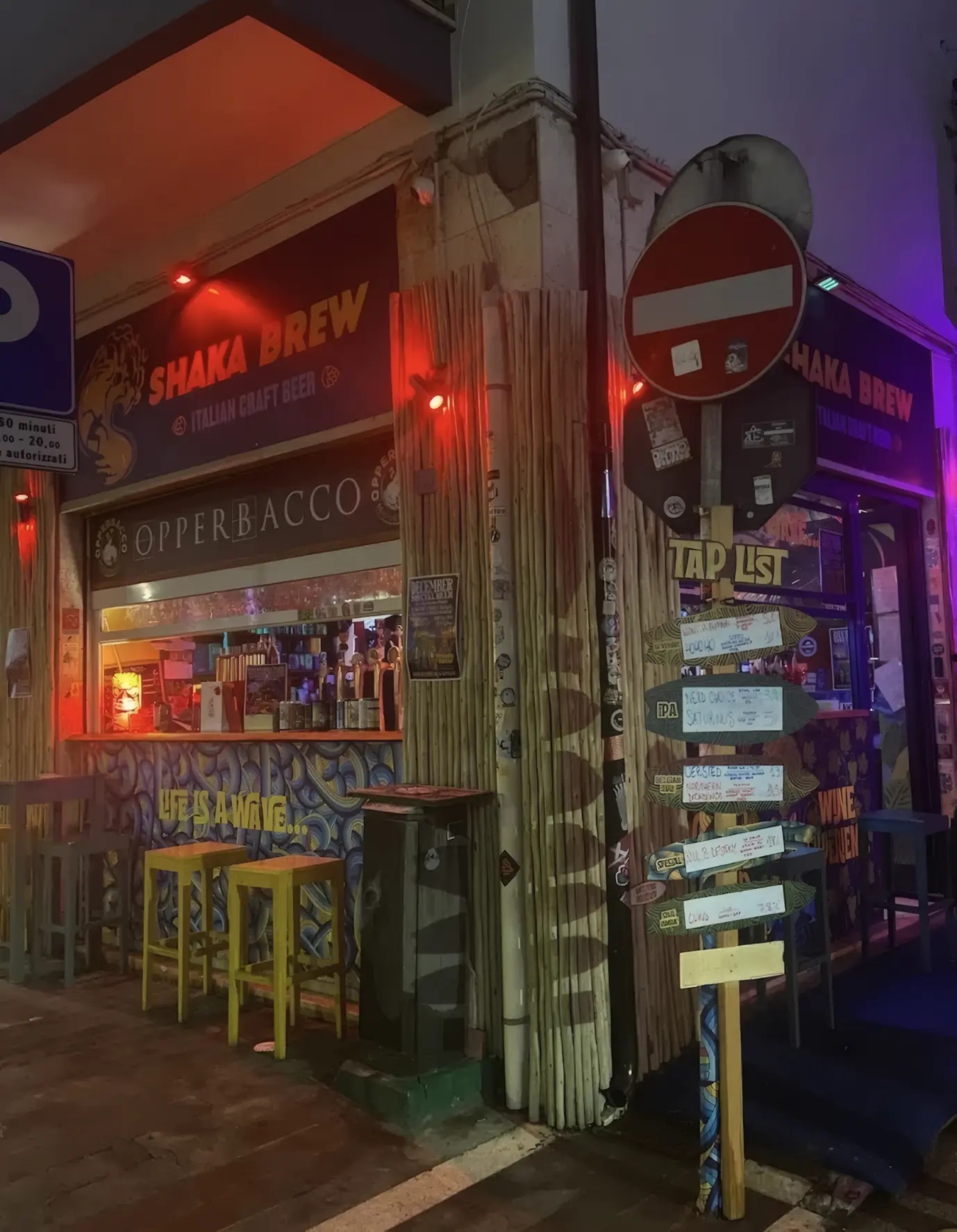 Esterno notturno di Shaka Brew